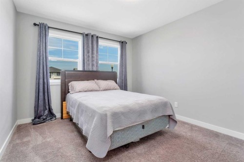 22 Bardwell Way, Sylvan Lake, AB - Indoor Photo Showing Bedroom