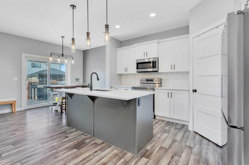 22 Bardwell Way, Sylvan Lake, AB - Indoor Photo Showing Kitchen With Upgraded Kitchen