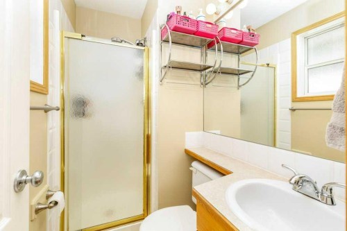 172 Duckering Close, Red Deer, AB - Indoor Photo Showing Bathroom