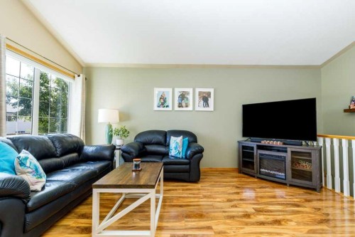 172 Duckering Close, Red Deer, AB - Indoor Photo Showing Living Room