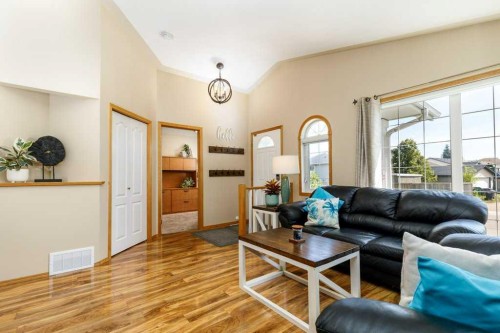 172 Duckering Close, Red Deer, AB - Indoor Photo Showing Living Room