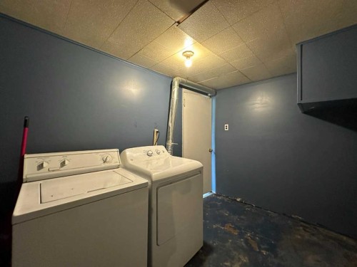 5010 44 Avenue, Ponoka, AB - Indoor Photo Showing Laundry Room