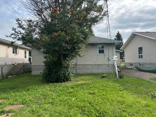 5010 44 Avenue, Ponoka, AB - Outdoor