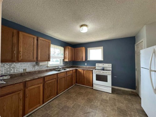 5010 44 Avenue, Ponoka, AB - Indoor Photo Showing Kitchen With Double Sink