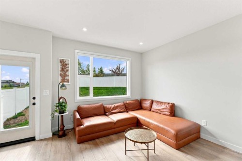 41 Pinnacle Close, Blackfalds, AB - Indoor Photo Showing Living Room