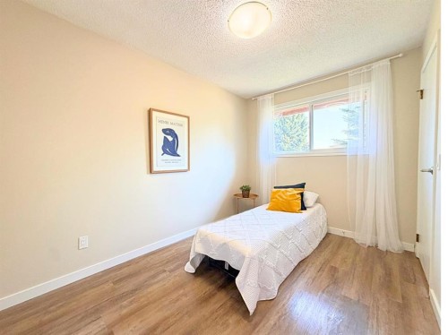 5946-45 A Avenue, Lacombe, AB - Indoor Photo Showing Bedroom
