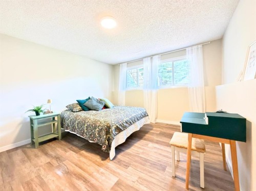 5946-45 A Avenue, Lacombe, AB - Indoor Photo Showing Bedroom