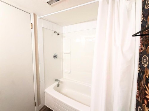 5946-45 A Avenue, Lacombe, AB - Indoor Photo Showing Bathroom