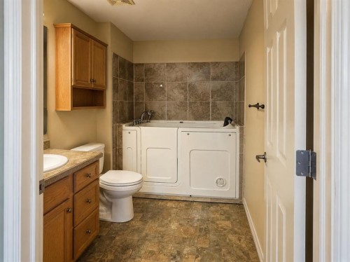 406-4425 Heritage Way, Lacombe, AB - Indoor Photo Showing Bathroom