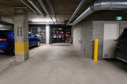 406-4425 Heritage Way, Lacombe, AB - Indoor Photo Showing Garage