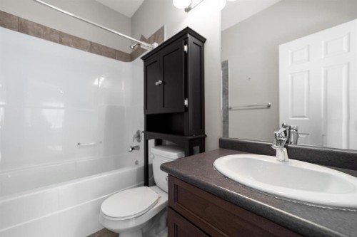12-5021 34 Avenue, Camrose, AB - Indoor Photo Showing Bathroom