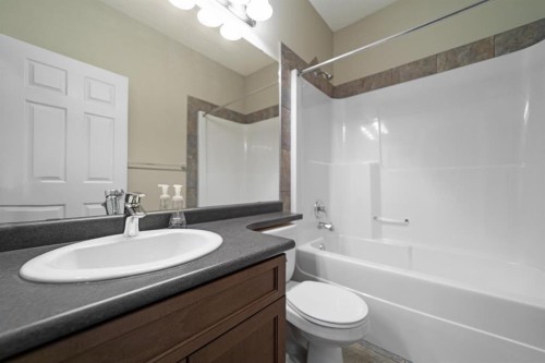 12-5021 34 Avenue, Camrose, AB - Indoor Photo Showing Bathroom