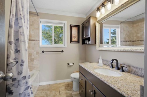 31 Willow Crescent, Lacombe, AB - Indoor Photo Showing Bathroom