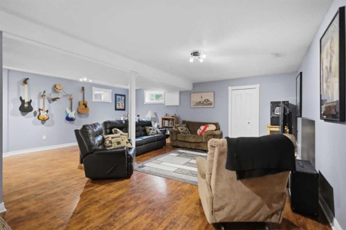 31 Willow Crescent, Lacombe, AB - Indoor Photo Showing Living Room