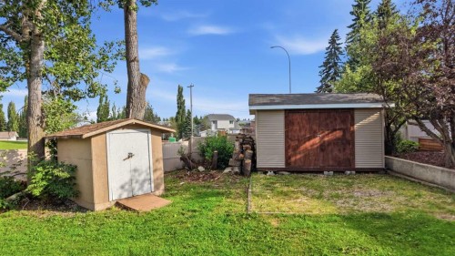 31 Willow Crescent, Lacombe, AB - Outdoor
