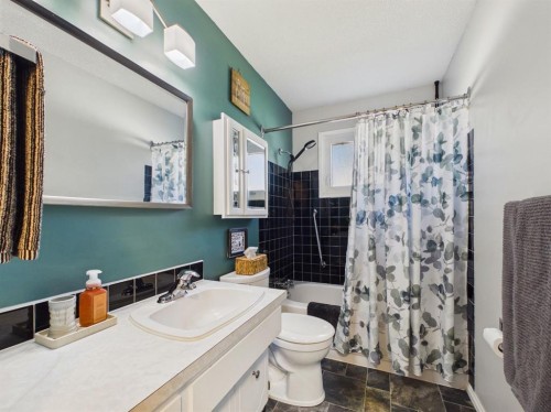 26 Otterbury Avenue, Red Deer, AB - Indoor Photo Showing Bathroom