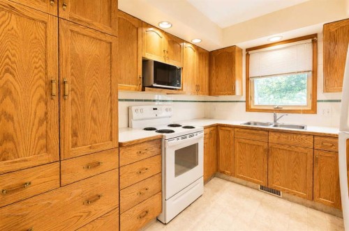28 Dale Close, Red Deer, AB - Indoor Photo Showing Kitchen With Double Sink