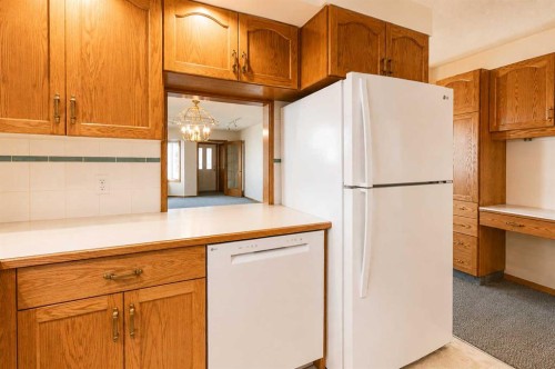 28 Dale Close, Red Deer, AB - Indoor Photo Showing Kitchen