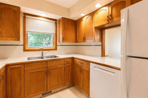 28 Dale Close, Red Deer, AB - Indoor Photo Showing Kitchen With Double Sink