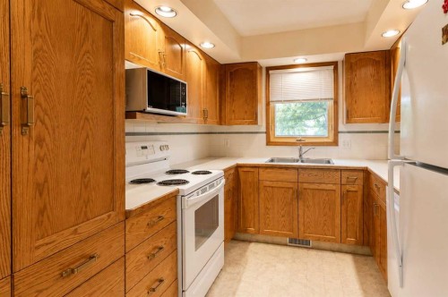 28 Dale Close, Red Deer, AB - Indoor Photo Showing Kitchen With Double Sink