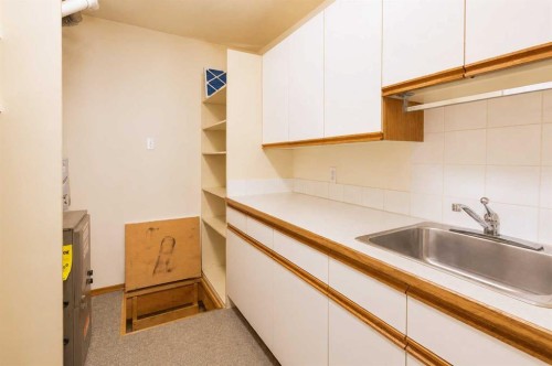 28 Dale Close, Red Deer, AB - Indoor Photo Showing Kitchen
