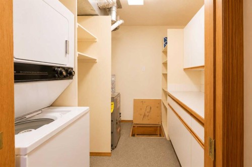 28 Dale Close, Red Deer, AB - Indoor Photo Showing Laundry Room