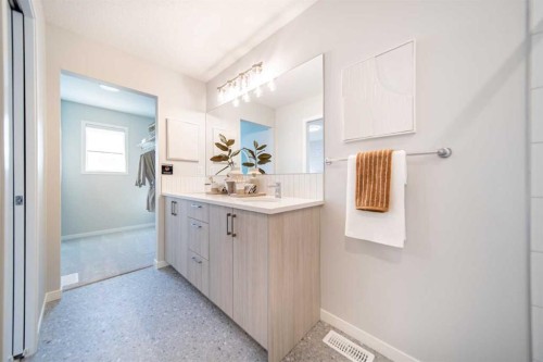 520 Tekarra Drive Nw, Calgary, AB - Indoor Photo Showing Bathroom