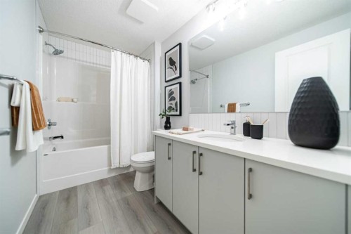 520 Tekarra Drive Nw, Calgary, AB - Indoor Photo Showing Bathroom