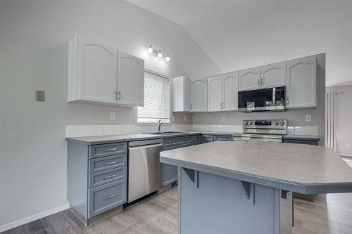 42 Westglen Boulevard, Blackfalds, AB - Indoor Photo Showing Kitchen