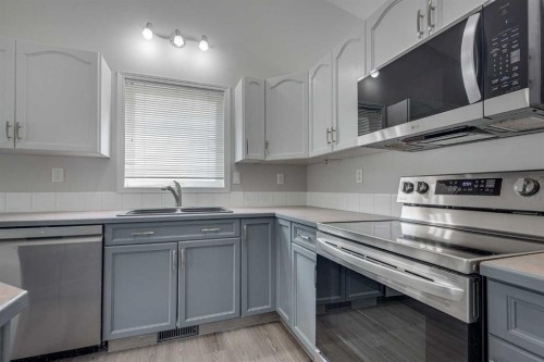 42 Westglen Boulevard, Blackfalds, AB - Indoor Photo Showing Kitchen With Double Sink