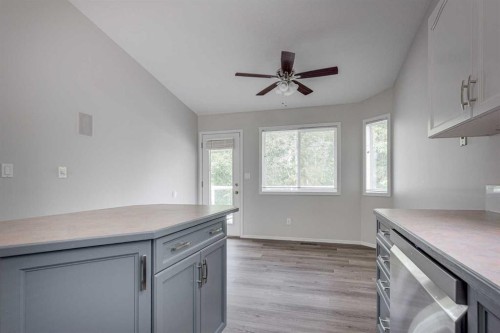 42 Westglen Boulevard, Blackfalds, AB - Indoor Photo Showing Kitchen