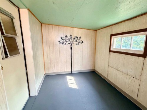 5039 51 Avenue, Caroline, AB - Indoor Photo Showing Other Room