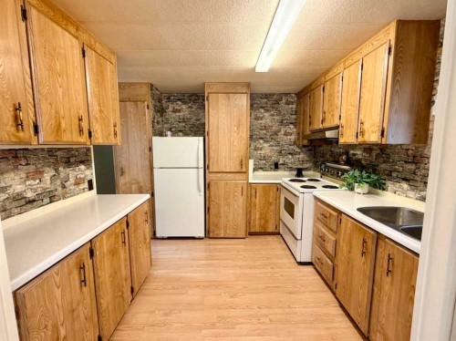 5039 51 Avenue, Caroline, AB - Indoor Photo Showing Kitchen With Double Sink