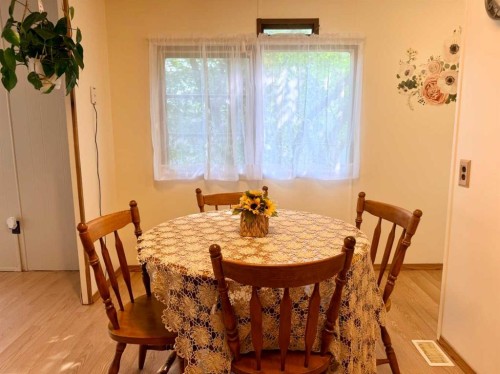 5039 51 Avenue, Caroline, AB - Indoor Photo Showing Dining Room