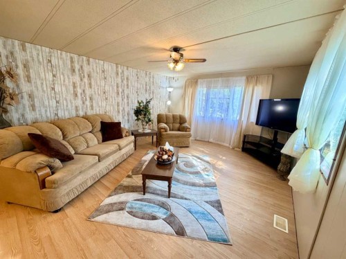 5039 51 Avenue, Caroline, AB - Indoor Photo Showing Living Room