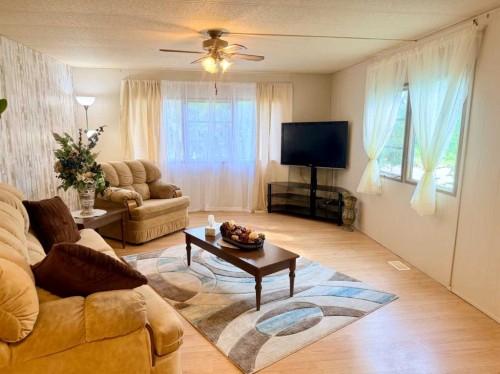 5039 51 Avenue, Caroline, AB - Indoor Photo Showing Living Room