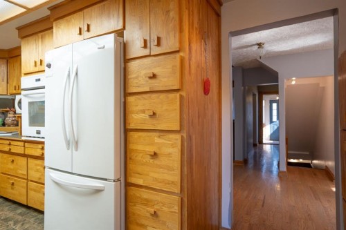 5307 50Th Ave, Lacombe, AB - Indoor Photo Showing Kitchen