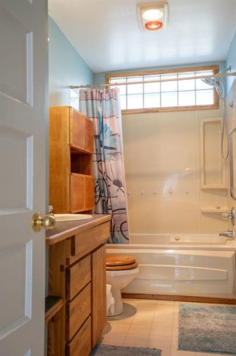 5307 50Th Ave, Lacombe, AB - Indoor Photo Showing Bathroom