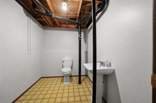 13 Spruce Drive, Lacombe, AB - Indoor Photo Showing Bathroom