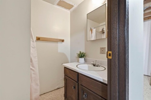 9 Stirling Close, Red Deer, AB - Indoor Photo Showing Bathroom