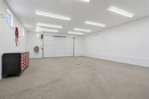 9 Stirling Close, Red Deer, AB - Indoor Photo Showing Garage