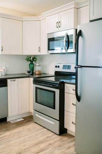 3219 Olson Street, Donalda, AB - Indoor Photo Showing Kitchen With Stainless Steel Kitchen