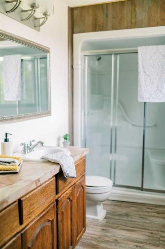 3219 Olson Street, Donalda, AB - Indoor Photo Showing Bathroom