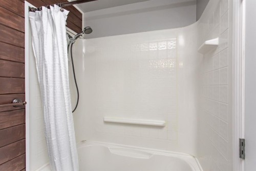 8 Caswell Close, Red Deer, AB - Indoor Photo Showing Bathroom