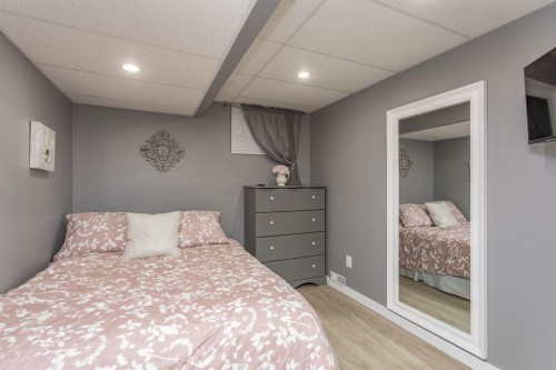 8 Caswell Close, Red Deer, AB - Indoor Photo Showing Bedroom