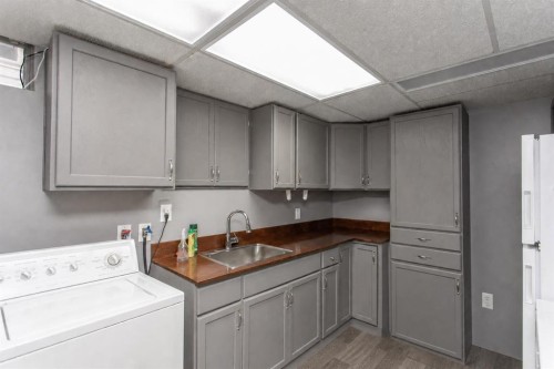 8 Caswell Close, Red Deer, AB - Indoor Photo Showing Laundry Room