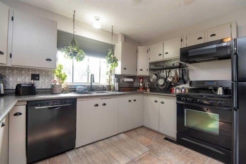 4606 51 Avenue, Bentley, AB - Indoor Photo Showing Kitchen