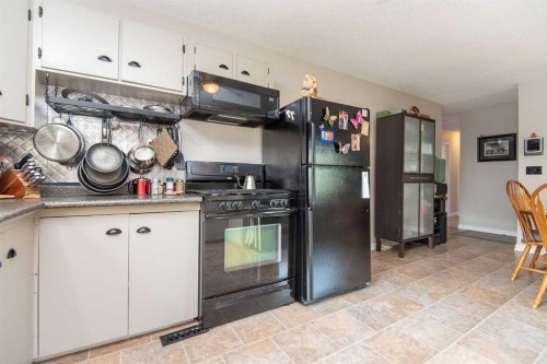 4606 51 Avenue, Bentley, AB - Indoor Photo Showing Kitchen