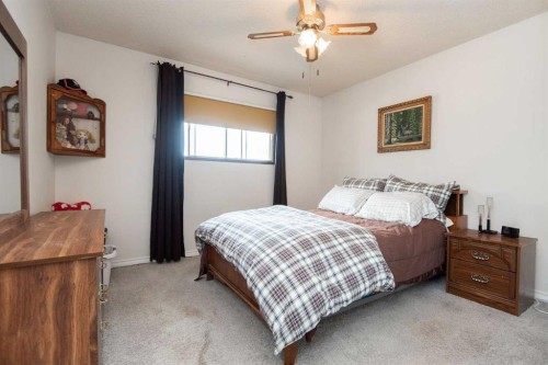 4606 51 Avenue, Bentley, AB - Indoor Photo Showing Bedroom