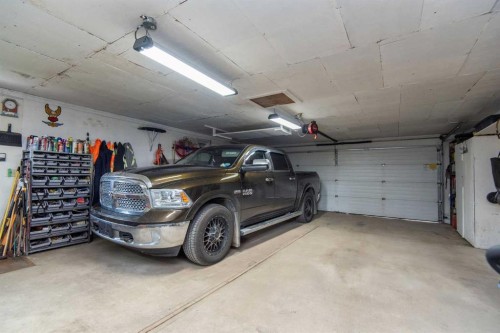 4606 51 Avenue, Bentley, AB - Indoor Photo Showing Garage